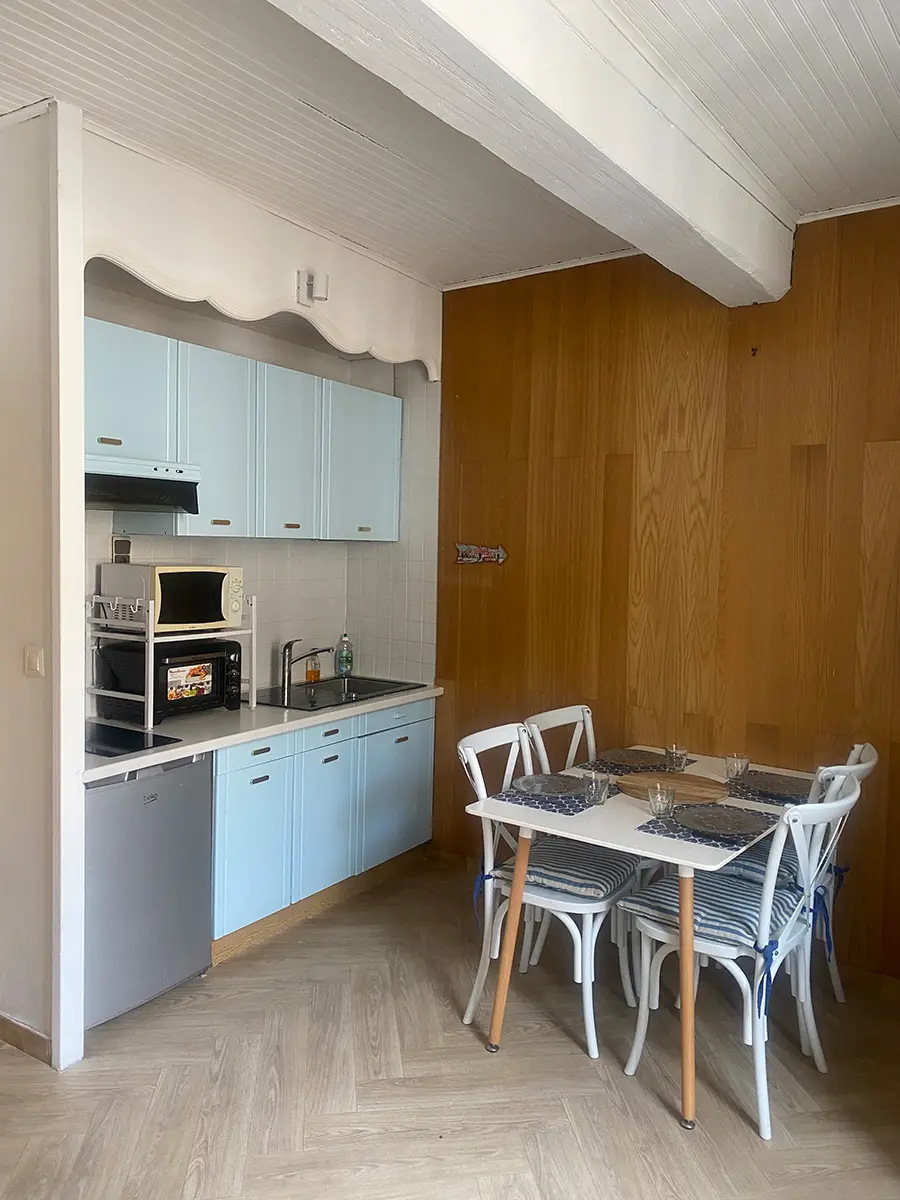 Cuisine équipée et table pour le petit déjeuner, le déjeuner et le dîner