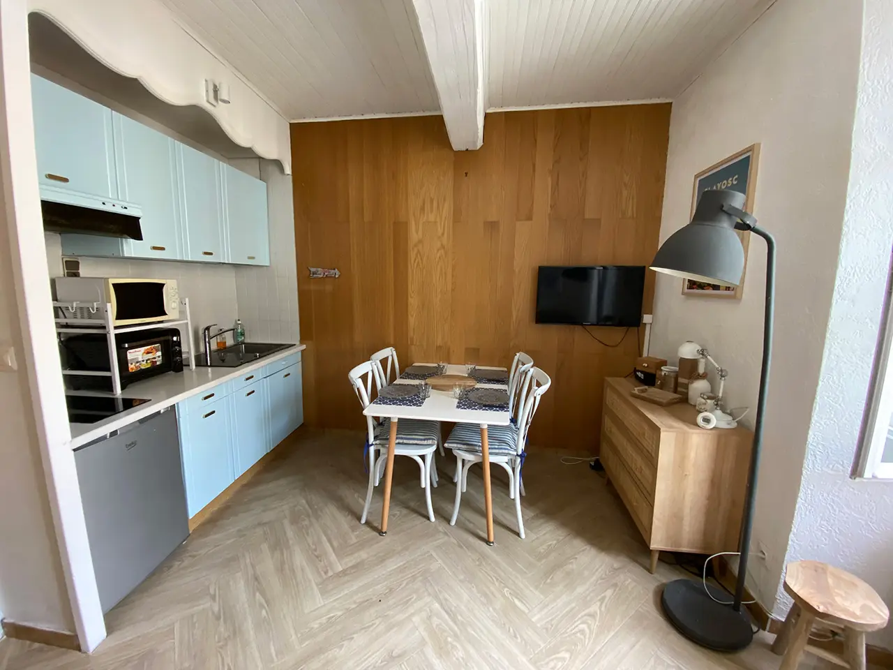Cuisine avec table à manger de l'Escale Flayoscaise
