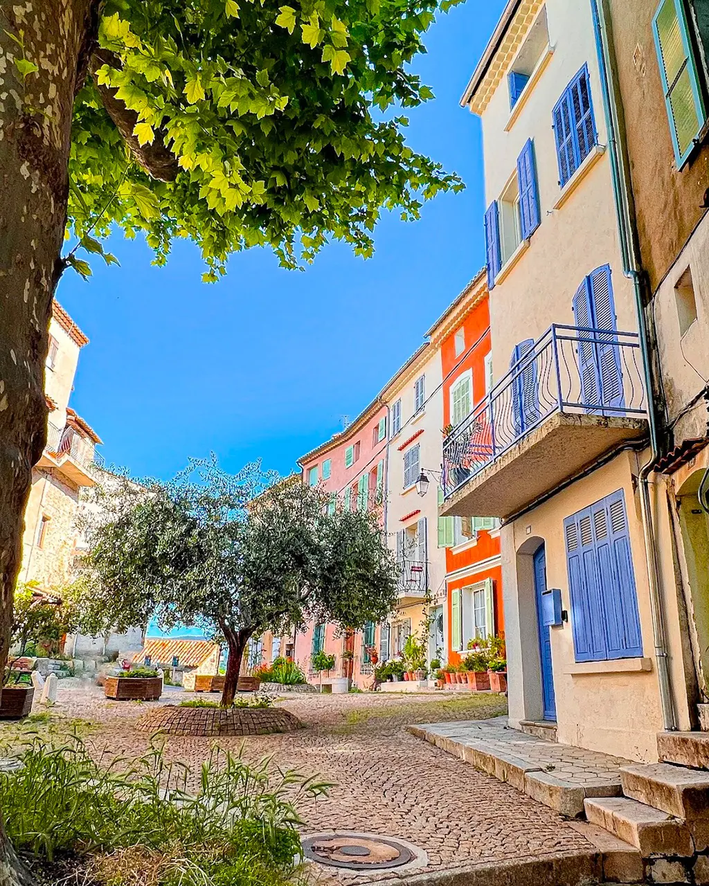 Une ruelle de Flayosc pour découvrir le village
