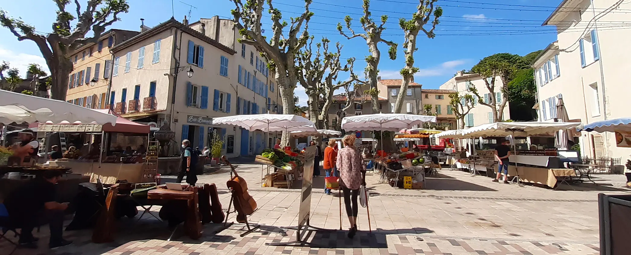 Marché flayoscais avec ciel bleu