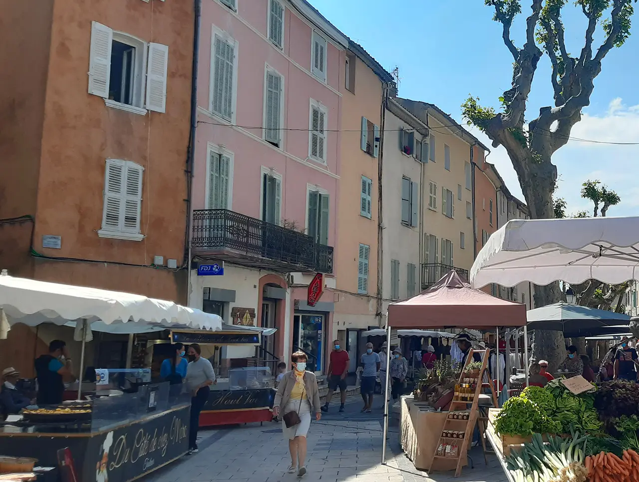 Une ruelle pittoresque de Flayosc où se tient le marché.
