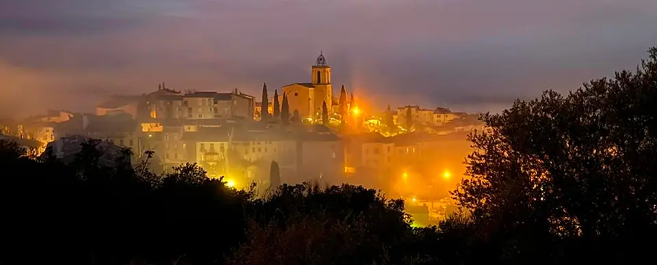 Belle vue de nuit sur le village of Flayosc