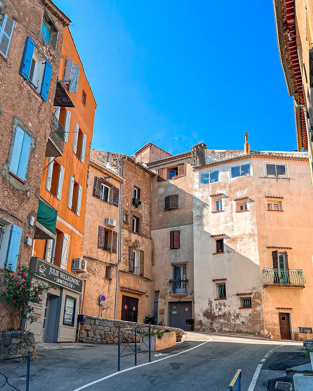 Ruelle de Flayosc avec un ciel bleu, pour se détendre