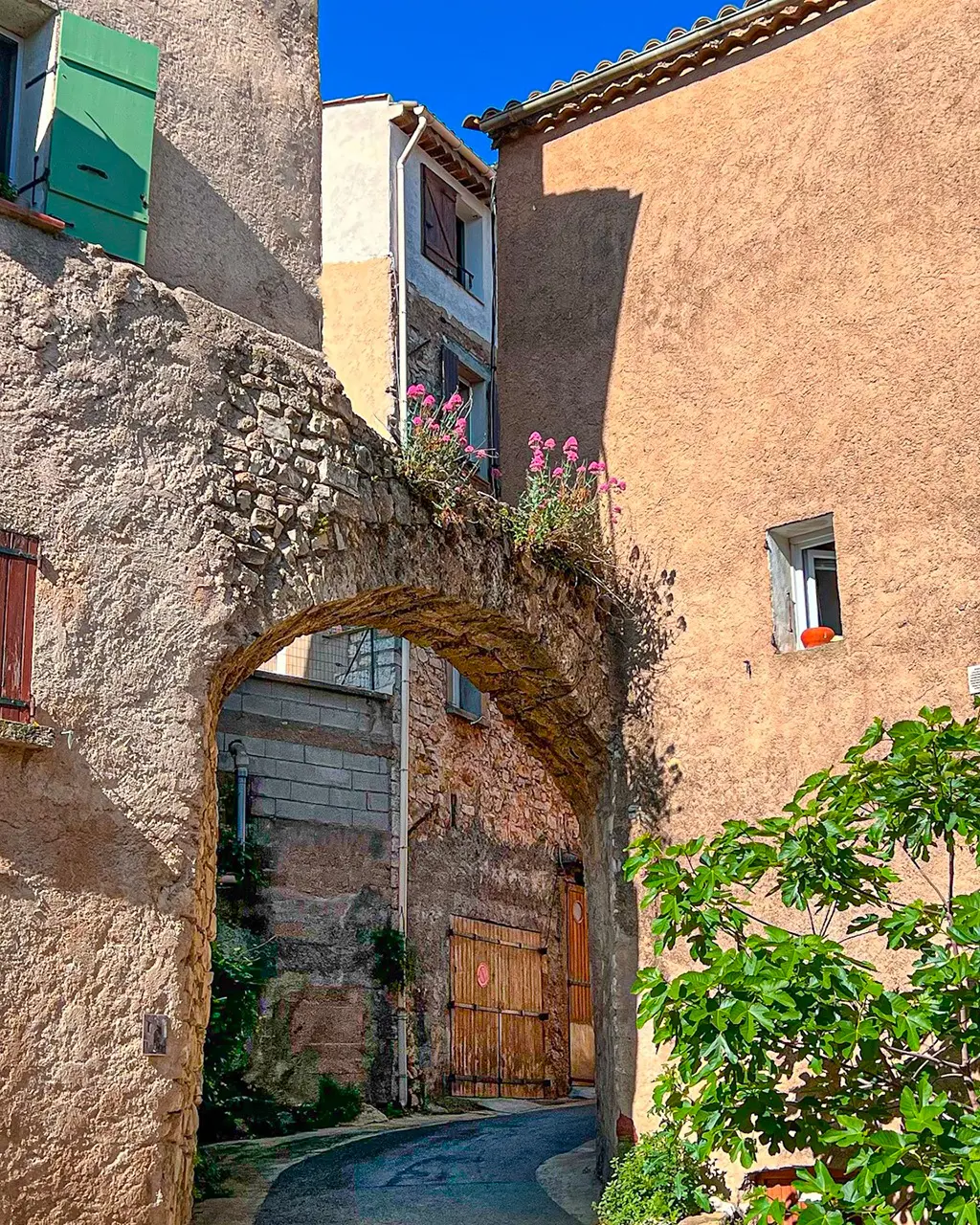 Une ruelle ensoleillée de Flayosc, parfaite pour une promenade.