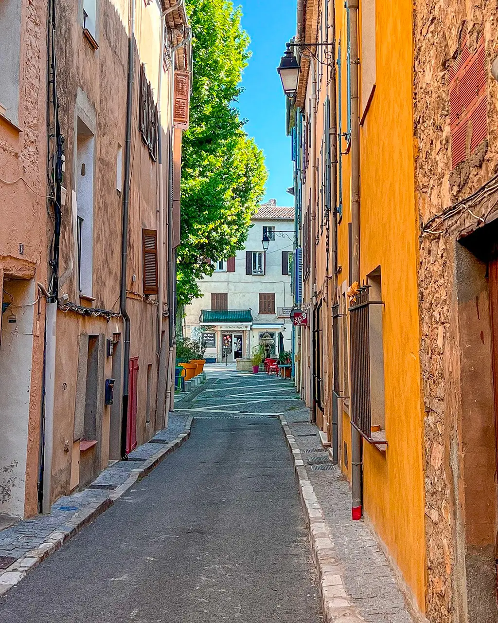 Ruelle ensoleillée de Flayosc, pour se promener