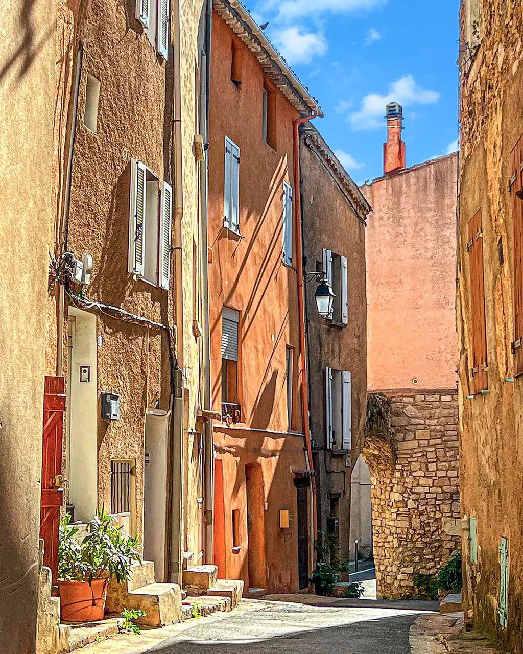 Une ruelle tranquille de Flayosc où chantent les cigales.
