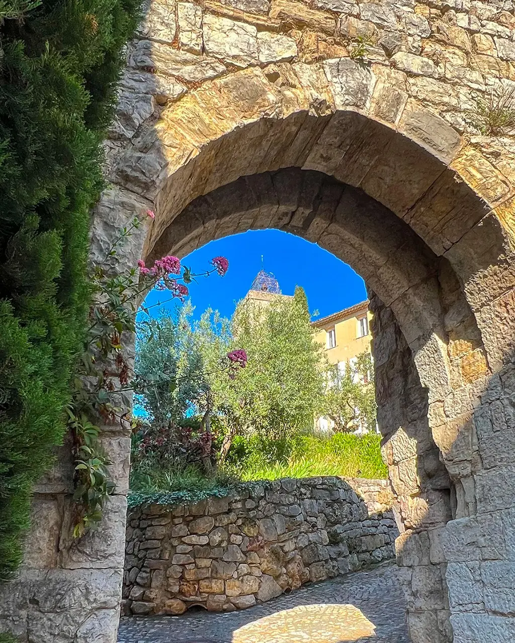Flayosc, église Saint-Laurent, vue de l'arche